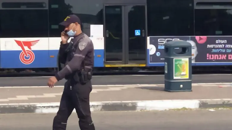 police officer not wearing his mask properly