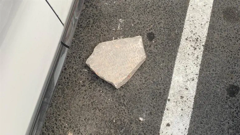 האבן שהושלכה לעבר רכבו של השוטר