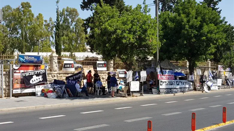 Протест на улице Бальфур. Демонстрантам закон не писан?
