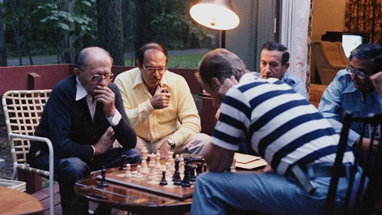 Менахем Бегин играет в шахматы