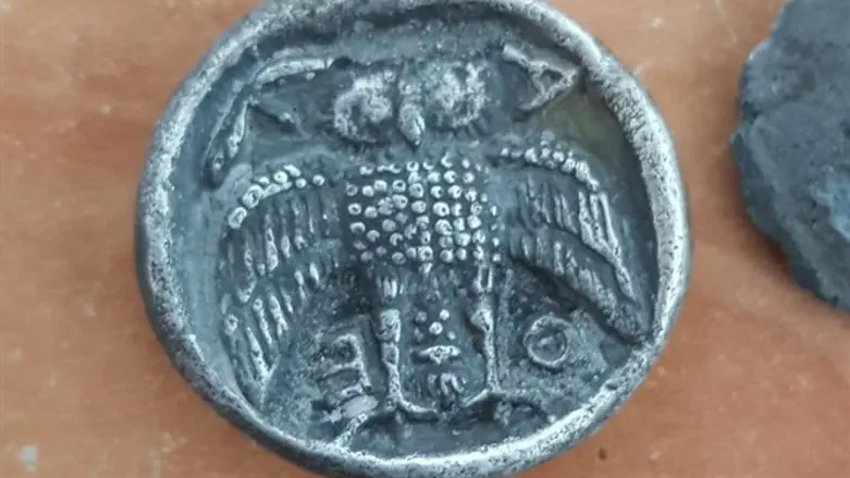  Одна из конфискованных древних монет