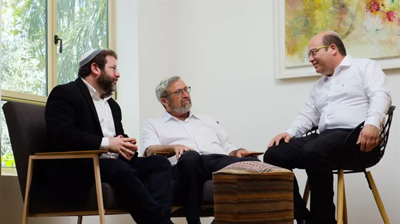 בתמונה: ד"ר אלעד פינקלשטיין, הרב משה רייס , והרב חגי לונדין, הקריה האקדמית אונו.
