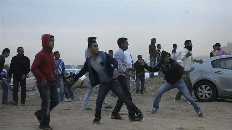 Бедуины бросают камни в полицейских. Иллюстрация