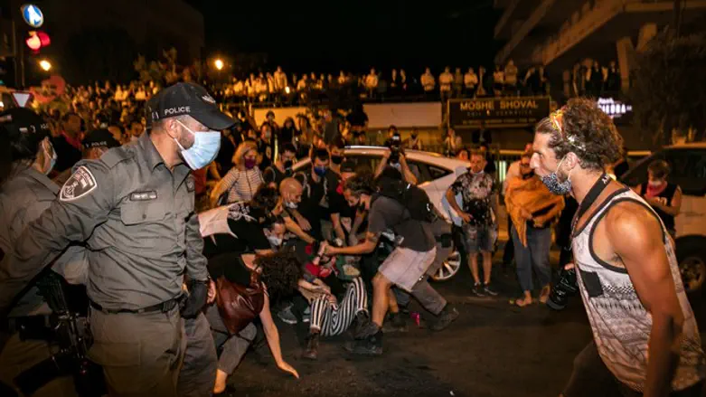 מפגיני שמאל מתעמתים עם שוטרים בירושלים