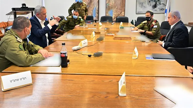 Netanyahu, Gantz meet defense officials