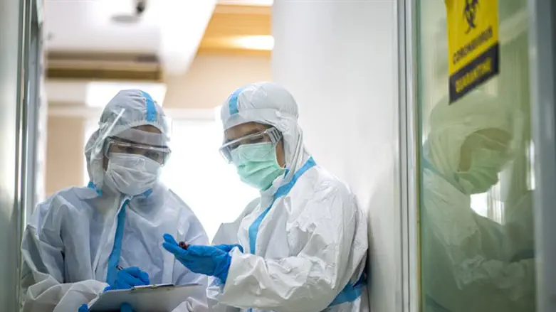 Doctors treat coronvirus patients