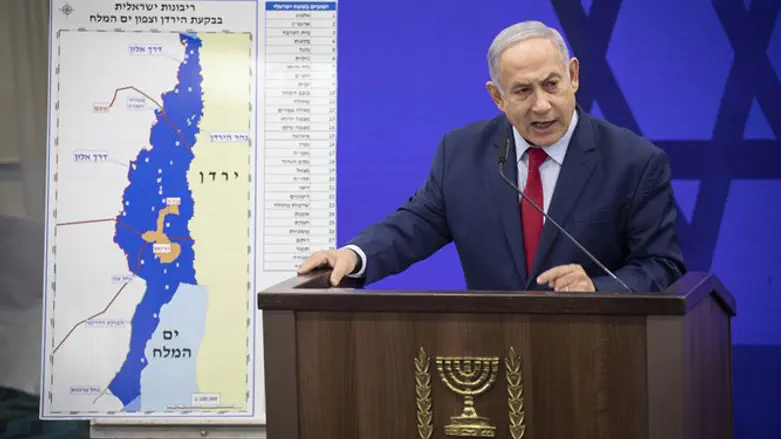 Биньямин Нетаньяху с картой суверенитета над Иорданской долиной