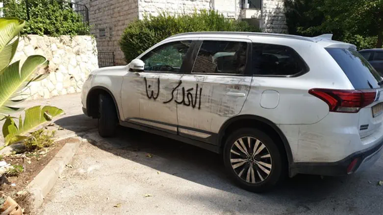 Автомобиль исписанный граффити