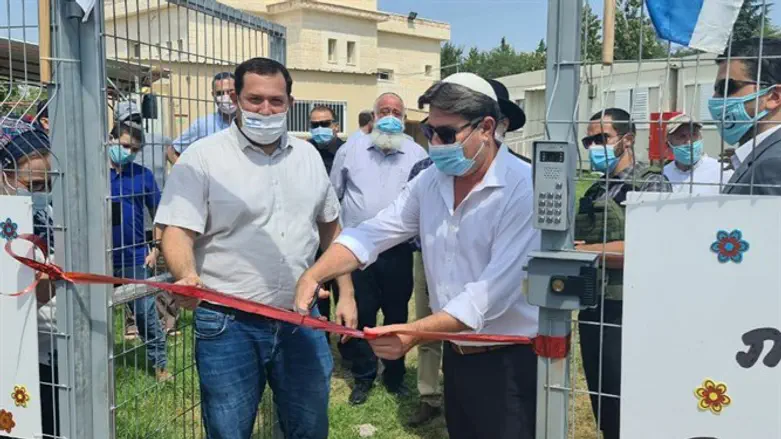 Minister Akunis (R) opens school year with Yossi Dagan