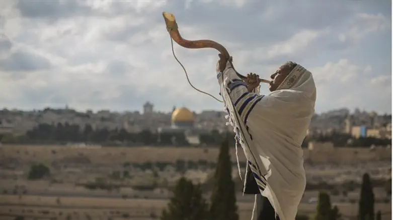 Sounding shofar adjacent to Temple Mount