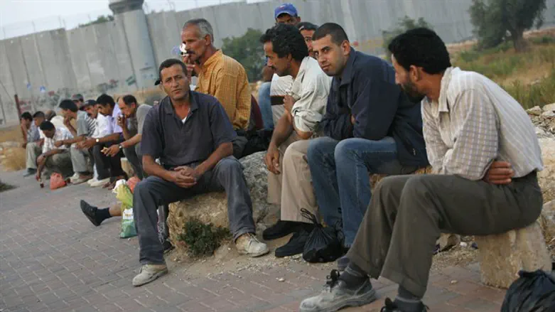 Arab workers at Beit Lechem checkpoint