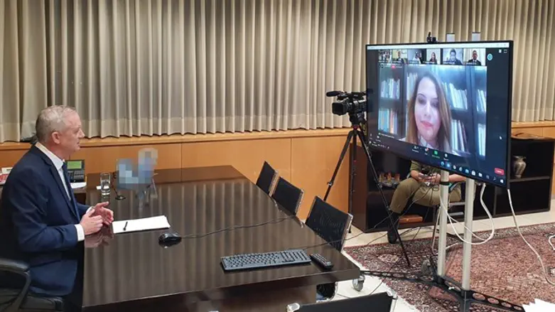 Gantz in teleconference with Arab journalists