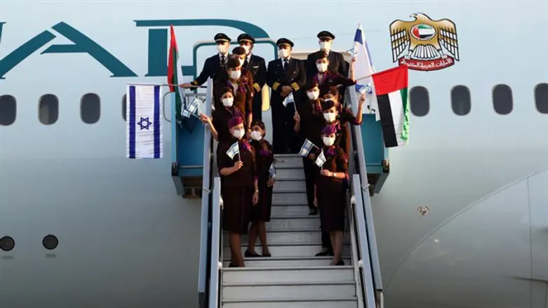 טיסה ראשונה מהאמירויות נחתה בישראל