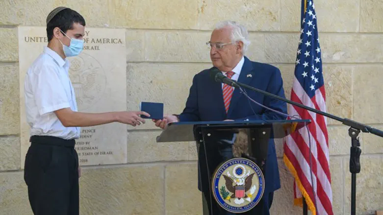 David Friedman hands over first 'Jerusalem, Israel' passport