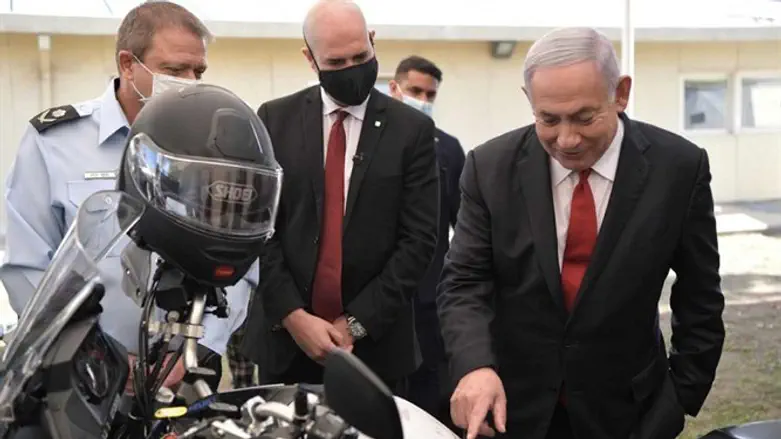 Нетаньяху посетил Национальное управление по борьбе с коронавирусом