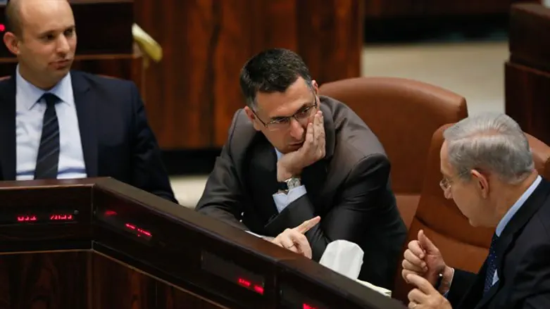 Gideon Sa'ar (center) with PM Netanyahu (right), before coronavirus hit