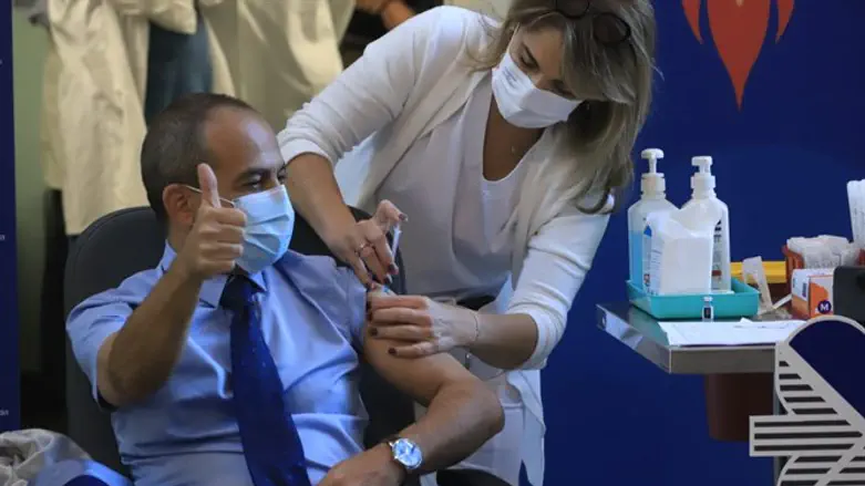 Prof. Ronni Gamzu receiving a COVID vaccine shot