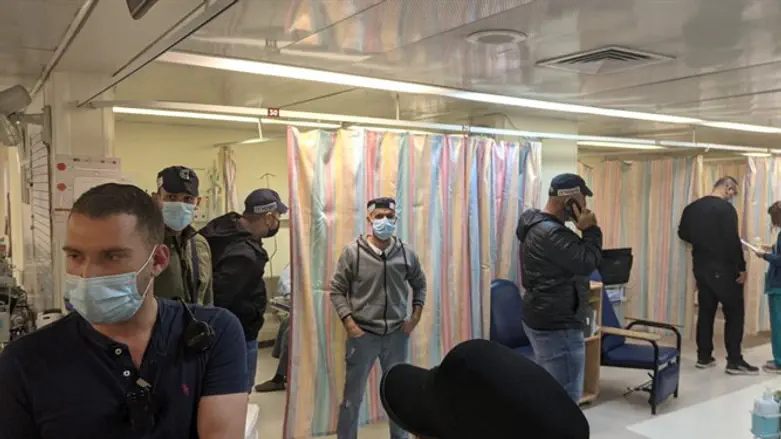 שוטרים מקיפים את הנערים הפצועים בבית החולים