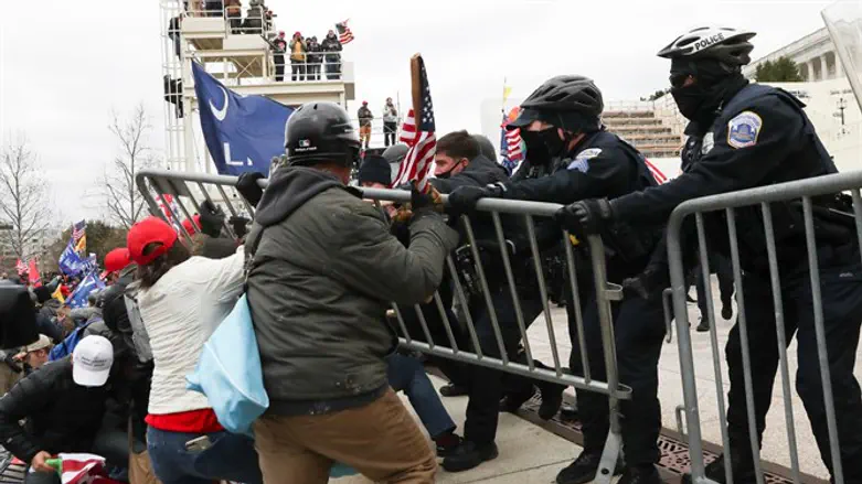 Protesters clash with police in Washington