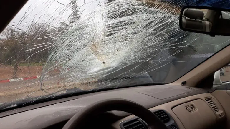 Israeli vehicle attacked with stones (archive)