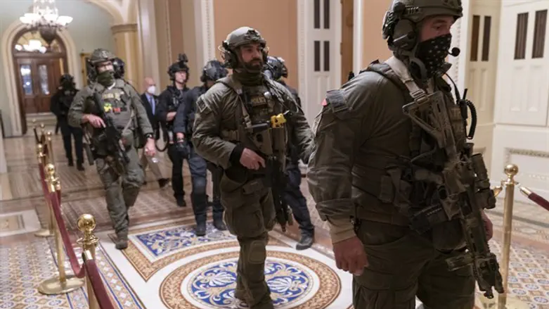 מאבטחים ואנשי משמר בבניין הקונגרס לאחר הפריצה