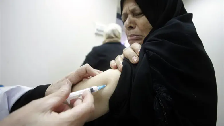 Вакцинация жительницы Газы