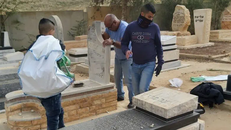 Бедуины восстанавливают разрушенные надгробия