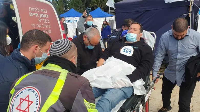 Йоси Даган, эвакуируемый в больницу "Шаарей Цедек"