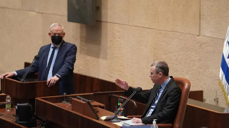 Knesset Speaker Yariv Levin (r) and Benny Gantz (l)