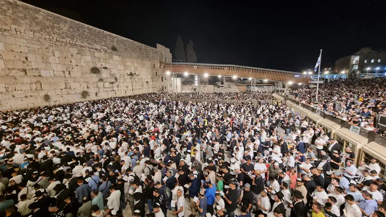 Slichot service at the Western Wall