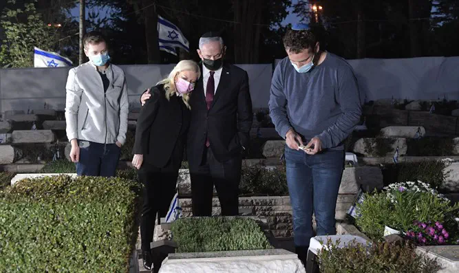 Семья премьер-министра на могиле Йони Нетаньяху