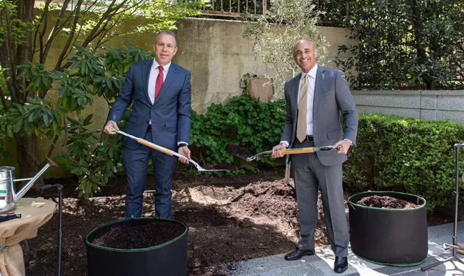 השגרירים נטעו יחד את עץ השלום-ערוץ 7 