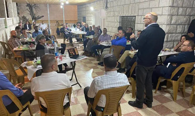 מתנחלים ופלשתינים בסעודת איפטר-ערוץ 7 