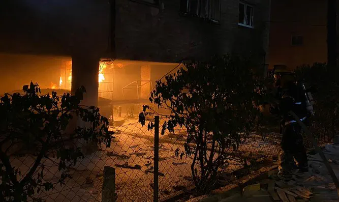 Пожар после попатдания ракеты в дом в Петах-Тикве