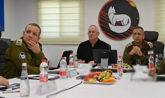 Бени Ганц и Авив Кохави в штабе командования Южным округом