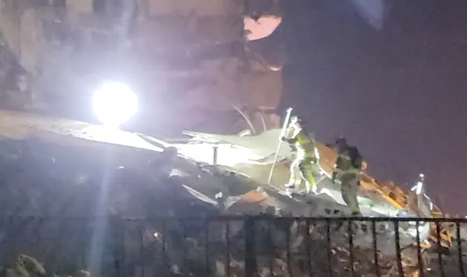 Спасатели в обрушившемся здании в Майами