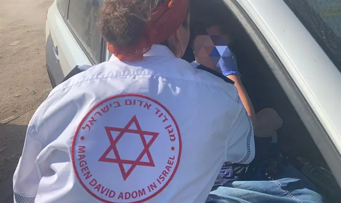 Раненная израильтянка получает медицинскую помощь