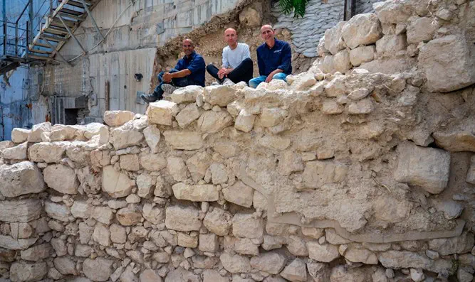 Археологи на обнаруженной древней стене