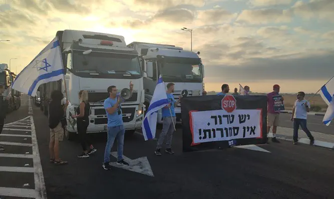 Заблокированные грузовики у границы с сектором Газы