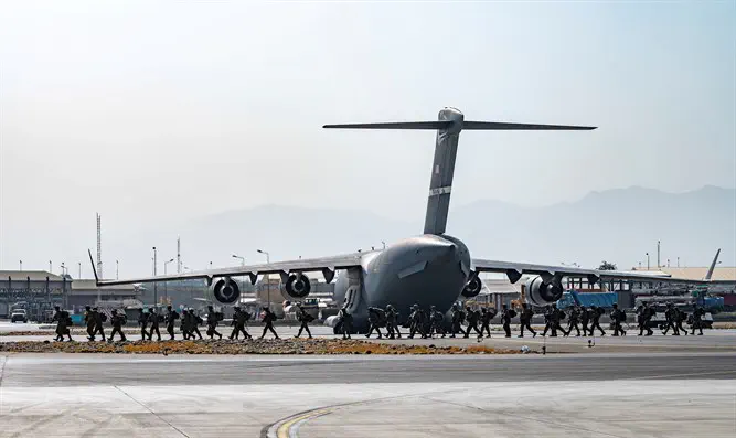 Самолет с американскими военными в аэропорту Кабула. Иллюстрация