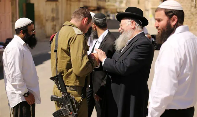 שחררו את הידיים של החיילים