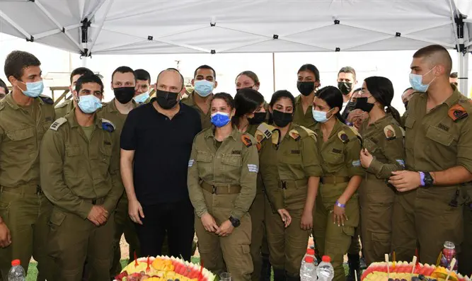 בנט ביקר חיילים בשומרון: "עליכם להיות דרוכים במיוחד עד ללכידת המחבלים"-ערוץ 7 