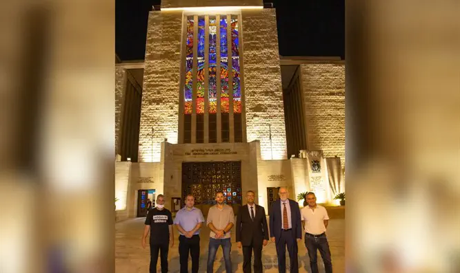 בית הכנסת הגדול בירושלים הואר בצבעים מיוחדים-ערוץ 7 