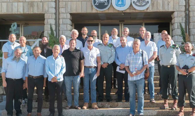 אלוף פיקוד המרכז הרים כוסית עם ראשי המועצות ביו"ש: "נמשיך לשלב ידיים"-ערוץ 7 