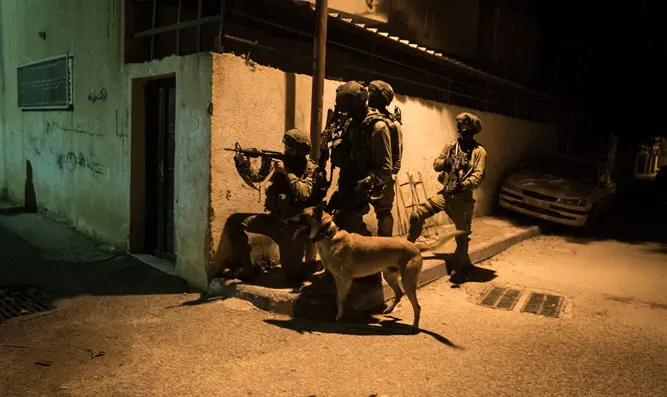 Бойцы ЦАХАЛ проводят ночной антитеррористический рейд. Иллюстрация