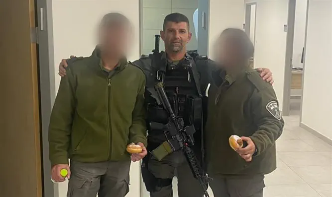 (справа и слева) Бойцы МАГАВ, застрелившие террориста у Шхемских ворот