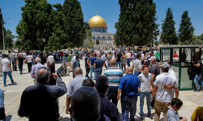Верующие мусульмане посещают Храмовую гору