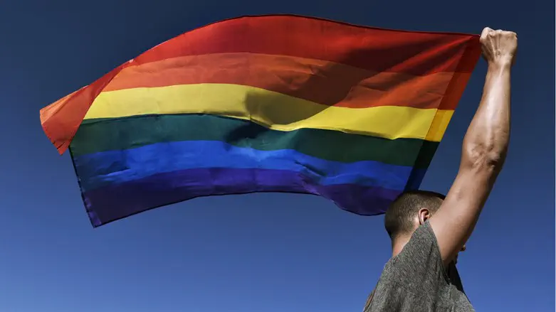 Юноша с флагом ЛГБТ-сообщества. Иллюстрация