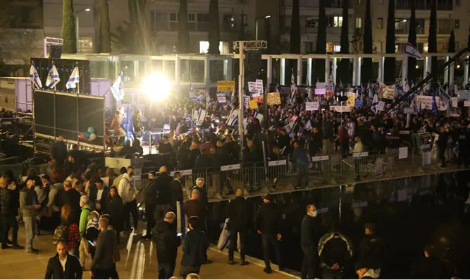 Демонстранты на площади Габима в Тель-Авиве