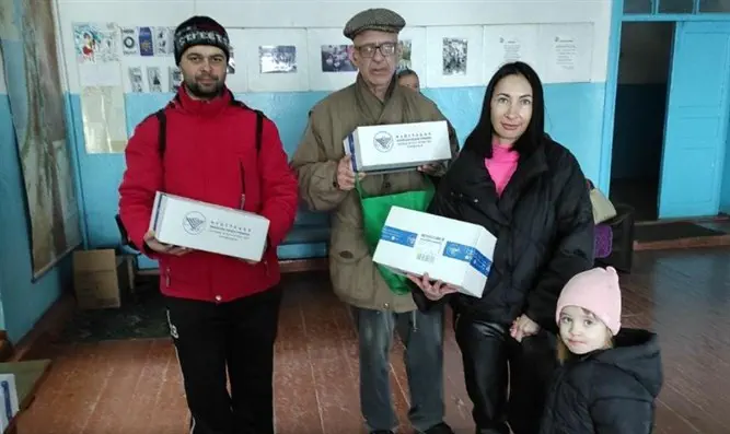Еврейские беженцы получают подарки в честь Пурима